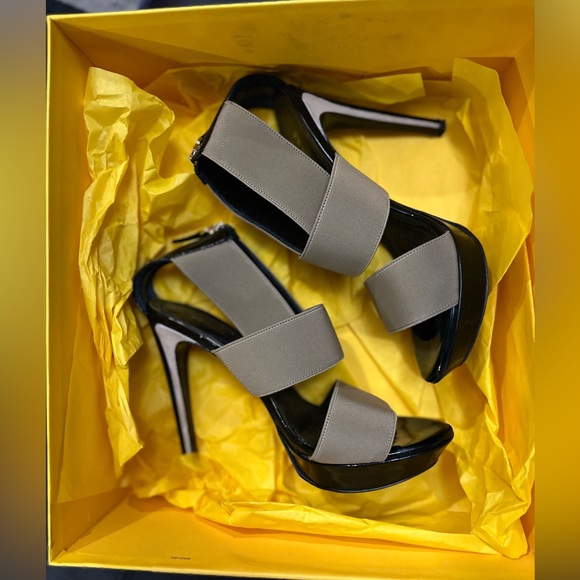 Stunning FENDI Vernice Elastico Heels! - Picture 3 of 13